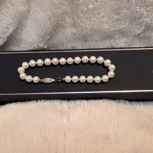 Pearl Bracelet. 7.5-8.0 mm white freshwater AA+ pearls and white gold.
